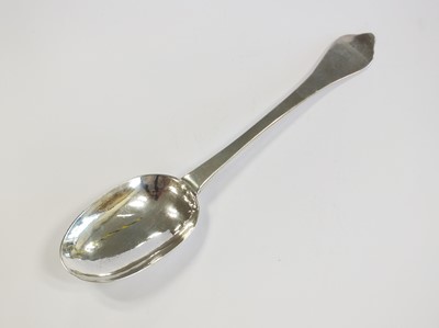 Lot 350 - A Queen Anne silver dog-nose spoon