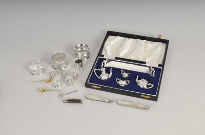 Lot 333 - A small collection of silver