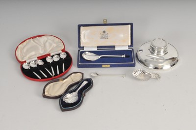 Lot 342 - A small collection of silver
