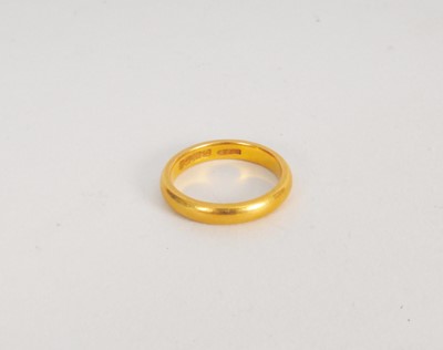 Lot 382 - A 22ct gold plain polished wedding band
