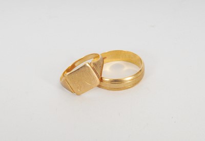 Lot 401 - A 9ct gold wedding band