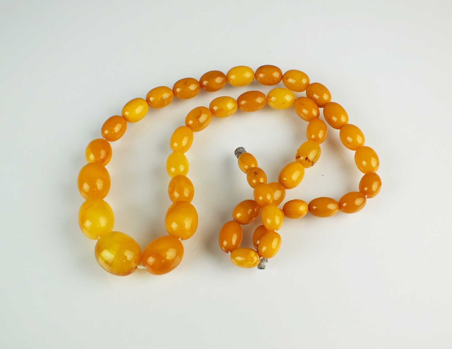 Lot 59 - A graduated amber bead necklace
