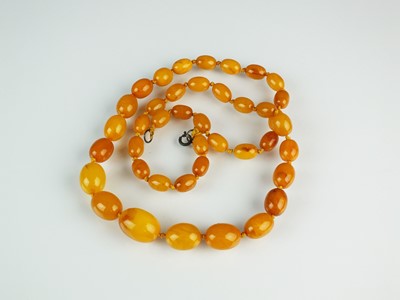 Lot 152 - A graduated amber bead necklace