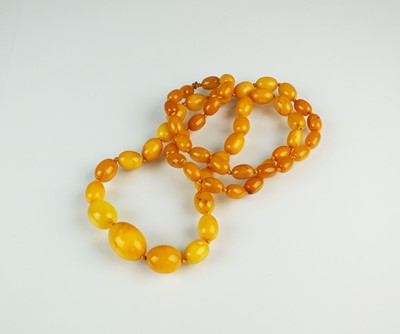 Lot 148 - A graduated amber bead necklace