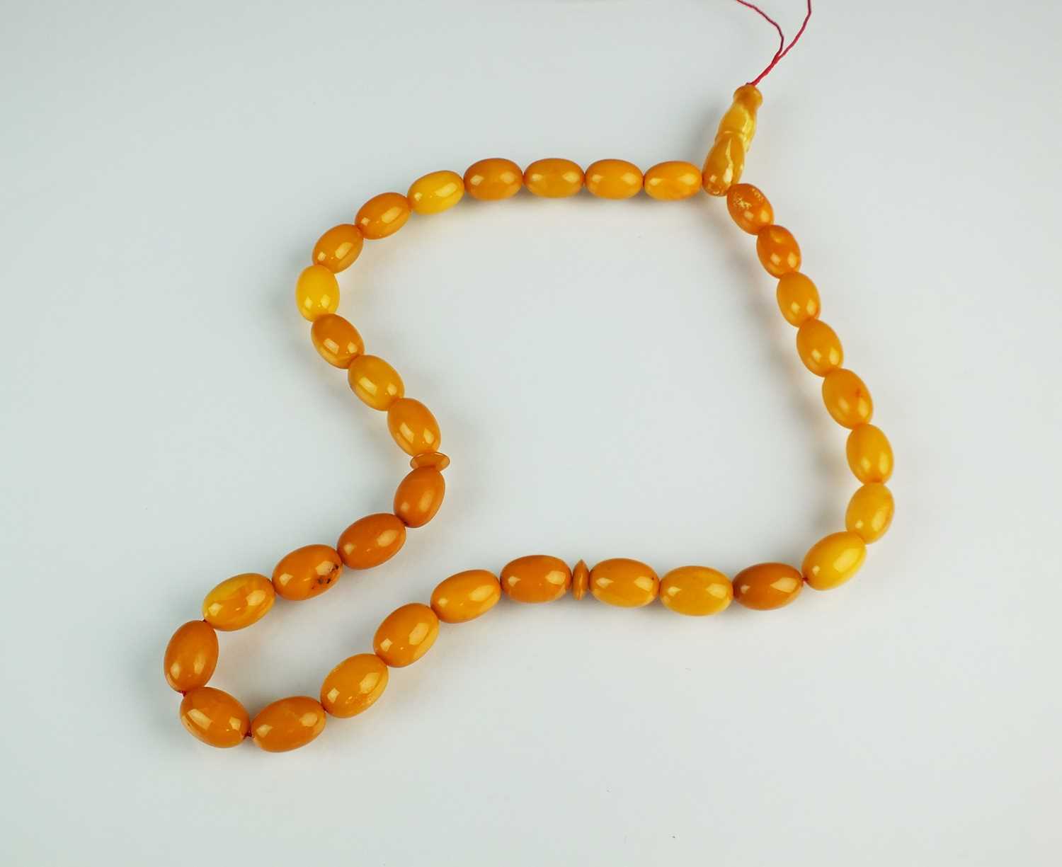 Lot 165 - A uniform amber bead necklace