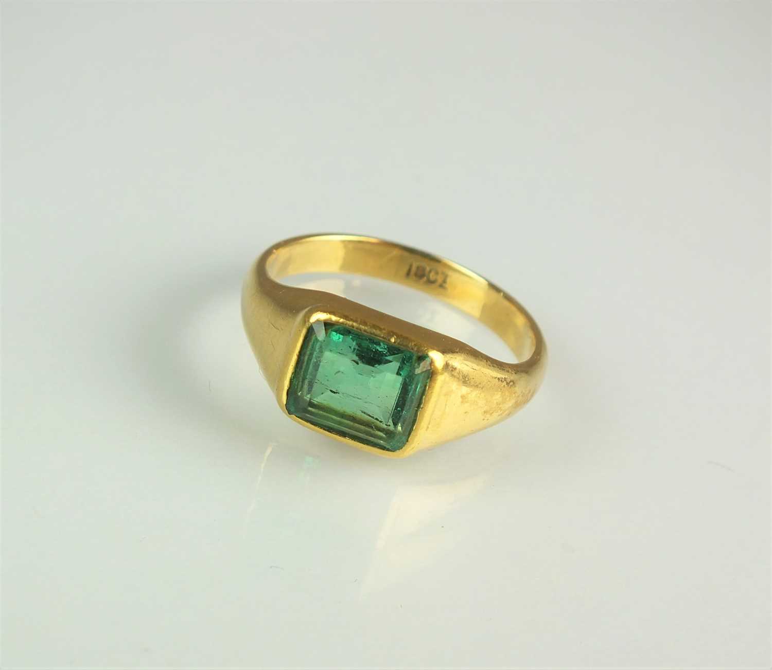Lot 150 - A single stone emerald ring
