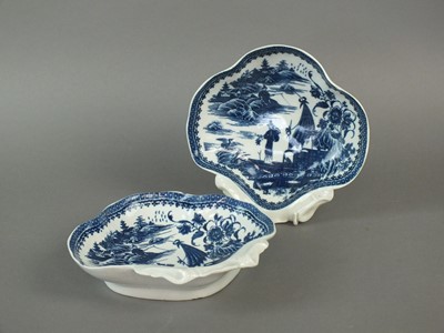 Lot 284 - A pair of Caughley 'Pleasure Boat' shell-shaped dessert dishes