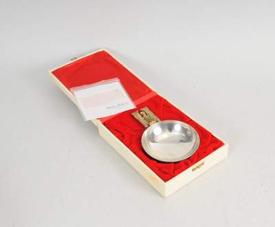 Lot 329 - A commemorative silver and gilt St Pauls Cathedral bowl
