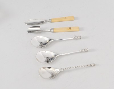 Lot 347 - A George IV silver stilton scoop