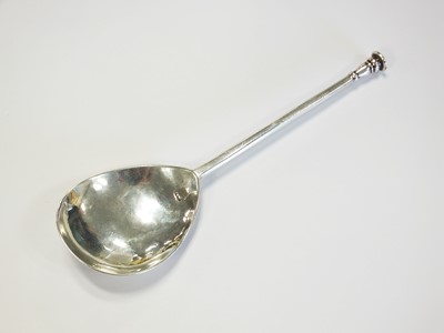 Lot 88 - A James I silver seal top spoon