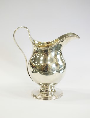 Lot 106 - A George III pedestal silver cream jug