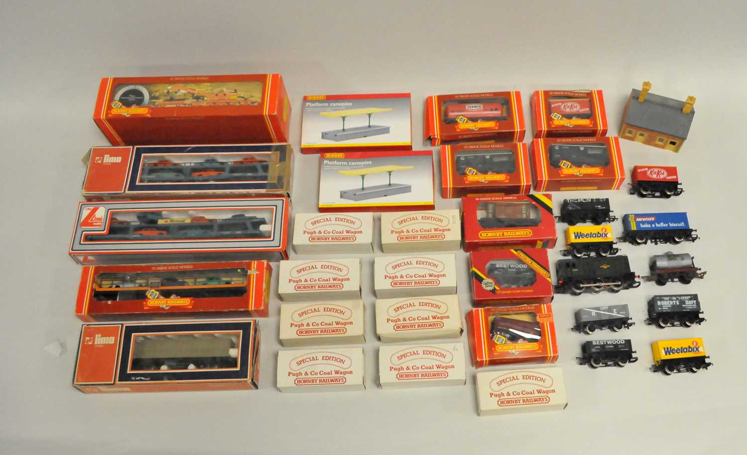 Lot 536 - A mixed collection of 00 gauge model railway...