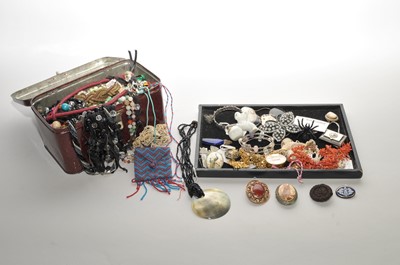 Lot 110 - A collection of costume jewellery
