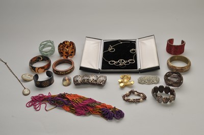 Lot 111 - A collection of various pieces of costume jewellery