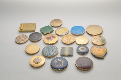 Lot 109 - A collection of compacts