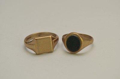 Lot 113 - A 9ct gold signet ring