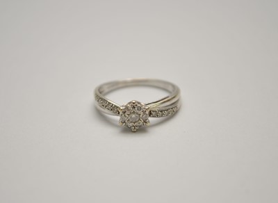 Lot 121 - A 9ct white gold diamond cluster