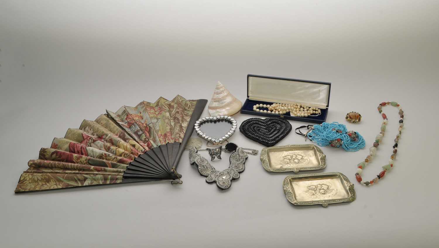 Lot 122 - A collection of various pieces of costume jewellery