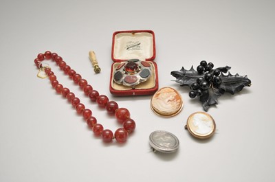 Lot 125 - A small collection of jewellery