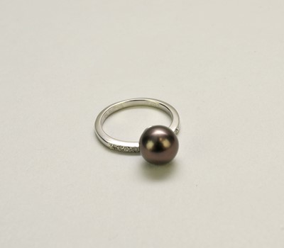 Lot 131 - A cultured pearl and diamond ring