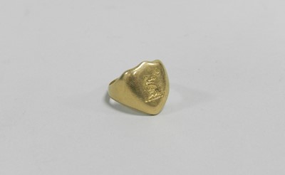 Lot 145 - A yellow metal signet ring