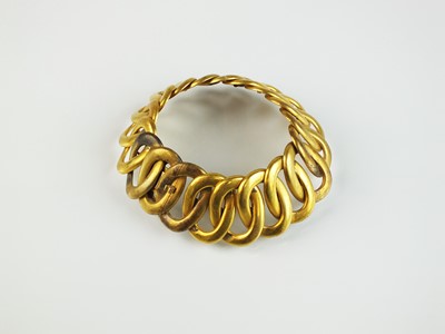 Lot 121 - A yellow metal entwined oval link bracelet