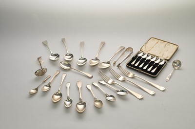 Lot 102 - A harlequin collection of silver flatware
