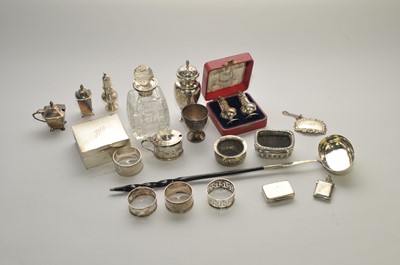 Lot 93 - A small collection of silver