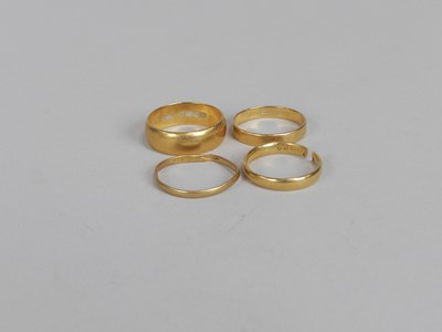 Lot 162 - A broad 22ct gold wedding band