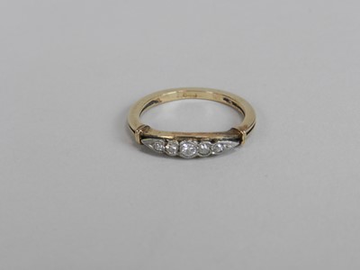 Lot 168 - A graduated five stone diamond ring