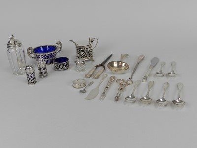 Lot 94 - A small collection of silver