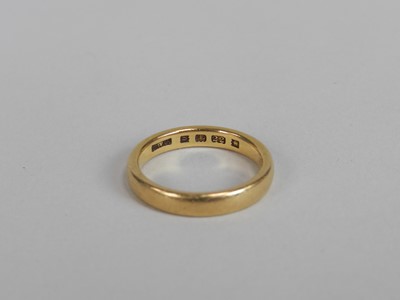 Lot 171 - A 22ct gold plain polished wedding band