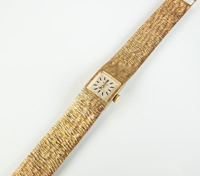 Lot 131 - A 9ct gold Avia bracelet watch