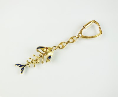 Lot 102 - A blue enamel yellow metal articulated fish keyring