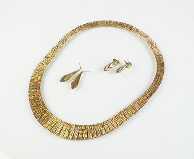 Lot 110 - A 9ct tri-coloured gold graduated fringe necklace