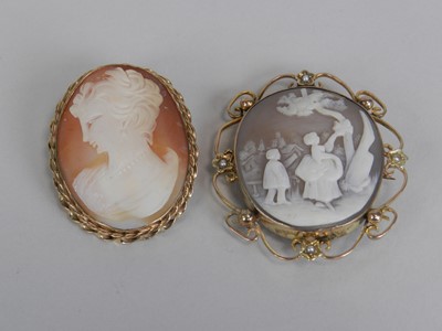 Lot 186 - Two oval shell cameo brooches