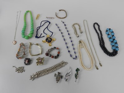 Lot 183 - A collection of costume jewellery