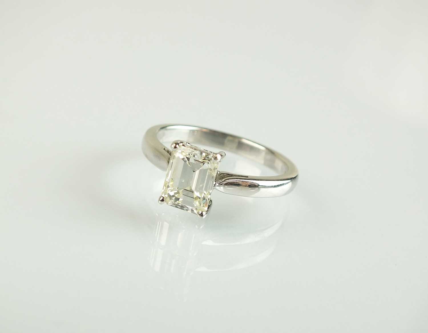 Lot 79 - An 18ct white gold single stone diamond ring