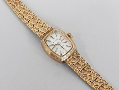 Lot 85 - A 9ct gold Accurist bracelet wristwatch