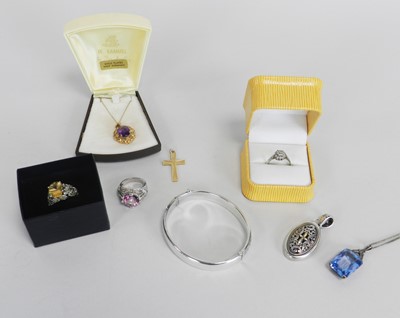 Lot 62 - A small collection of jewellery