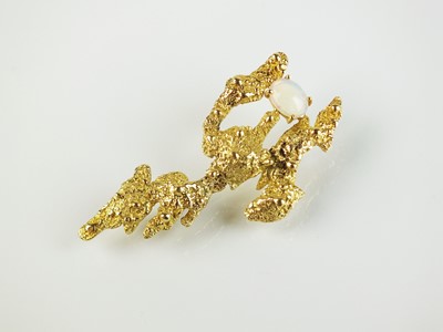 Lot 353 - An 18ct gold opal brooch