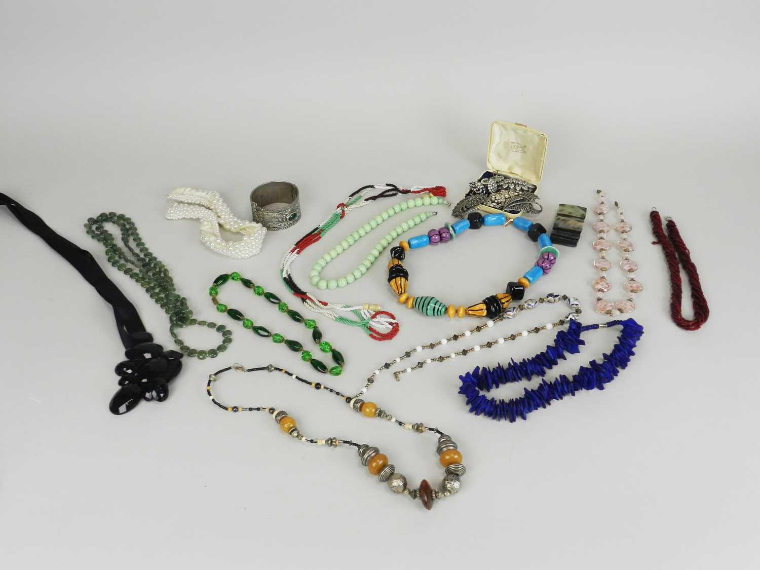 Lot 37 - A collection of costume jewellery