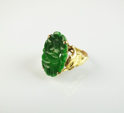 Lot 120 - A 14ct gold jade ring