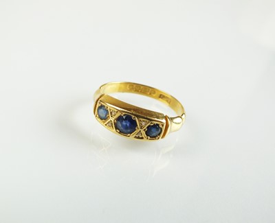 Lot 91 - An Edwardian 18ct gold seven stone sapphire and diamond ring