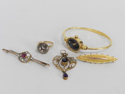 Lot 42 - A 9ct gold navette shaped bar brooch