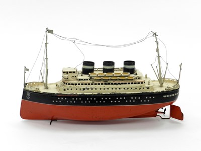 Lot 382 - An early 20th century tinplate clockwork model...
