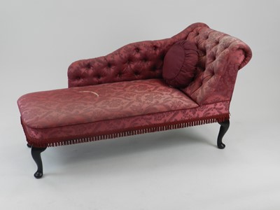 Lot 411 - A reproduction Edwardian style chaise longue,...