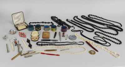 Lot 81 - A collection of costume jewellery