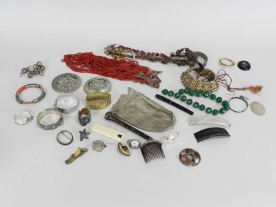 Lot 52 - A collection of costume jewellery