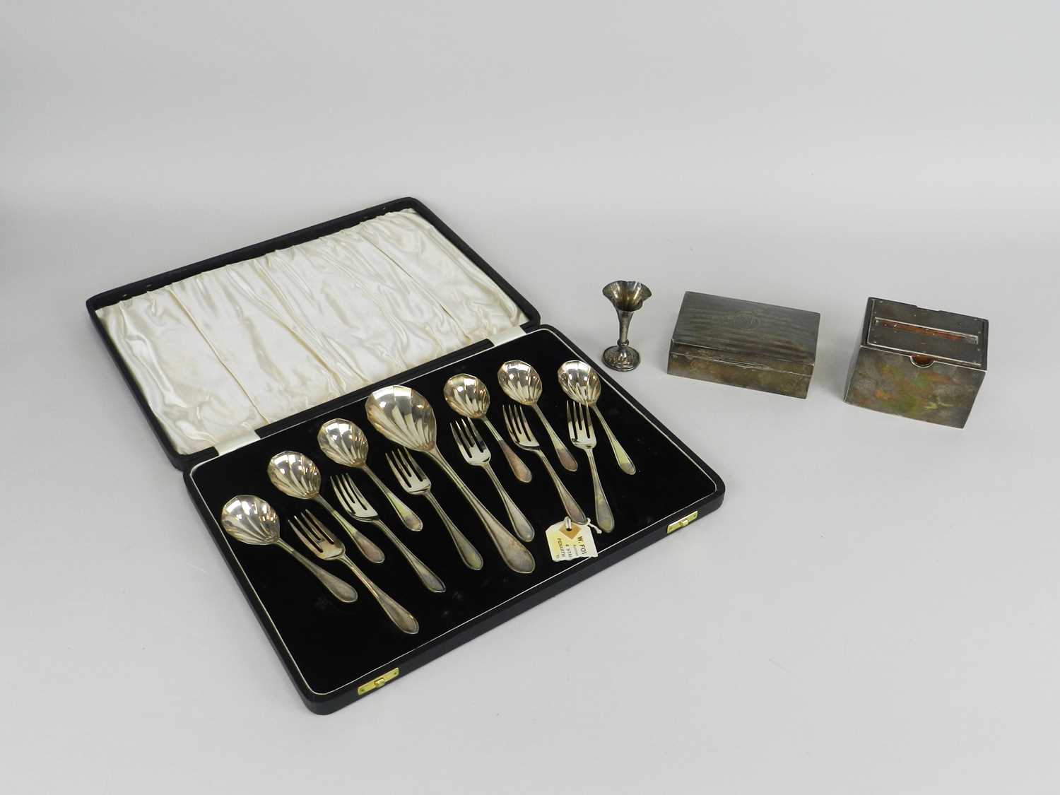 Lot 27 - A cased set of silver spoons and forks
